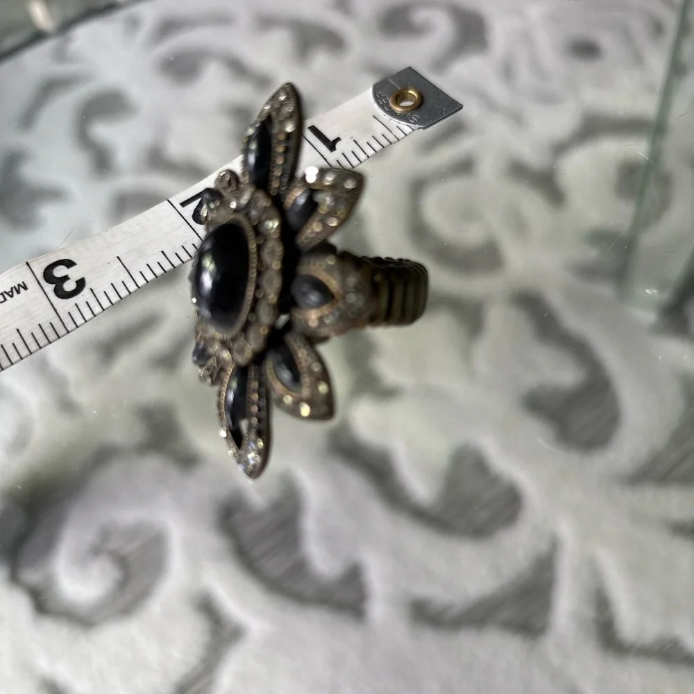 Black flower adjustable statement ring - Picture 3 of 3